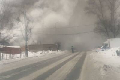 Над районом Хабаровска стоит дым из-за пожара в бане