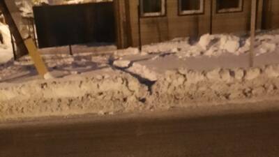 Тюменцы жалуются на неубранные с прошлого года кучи снега у тротуаров