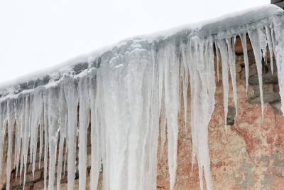 На псковскую «управляйку» составили протокол из-за падения льда с крыши