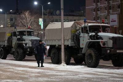 Полицейские Казахстана продолжили отбирать у протестующих похищенное оружие