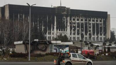 В сети по явились кадры нападения разъяренной толпы на курсантов в Алма-Ате