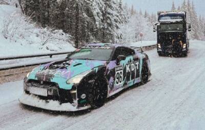 Суперкар Nissan GT-R героически вызволил многотонную фуру из снежного плена (ВИДЕО)