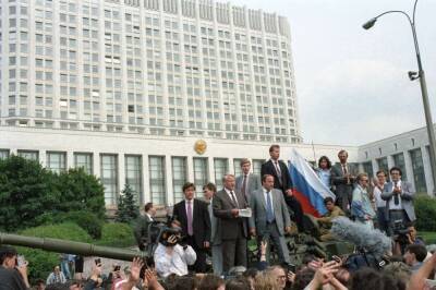 «Речь Ельцина на танке в августе 1991-го»: в чём он обманул граждан СССР - Русская семерка