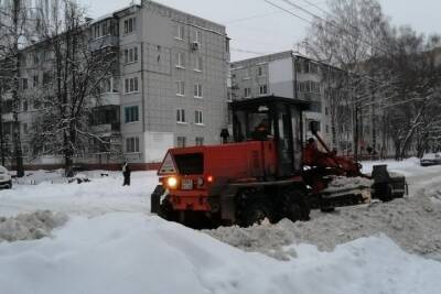 Брянские коммунальщики чистят от снега дороги у школ