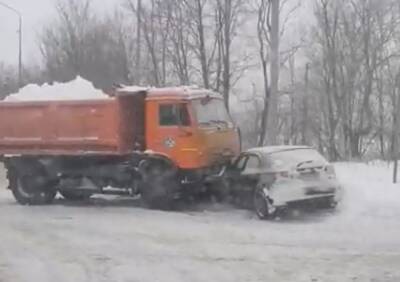 На Ряжском шоссе произошло ДТП с участием двух грузовиков и легковушки