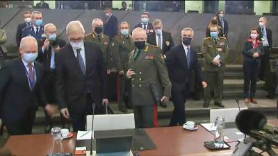 Заседание Совета Россия-НАТО в Брюсселе началось с рукопожатия