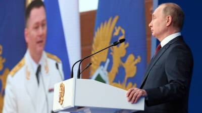 Путин поручил прокуратуре усилить надзор за соблюдением законности в колониях