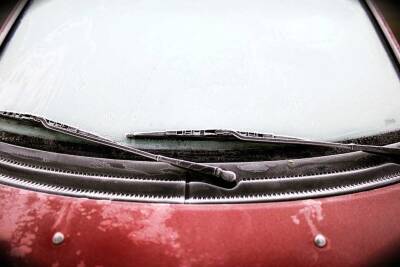 Автомеханик Сидоров: Водителям не стоит отрывать примерзшие щетки стеклоочистителя
