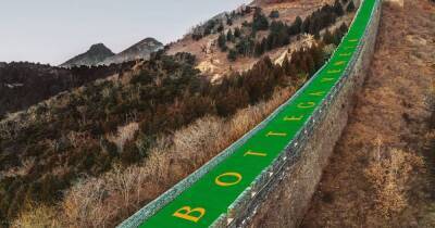 Бренд Bottega Veneta представил праздничную инсталляцию на Великой Китайской стене (видео)