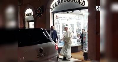 Несподіваний візит: Папа Римський відвідав магазин музичних дисків (відео)