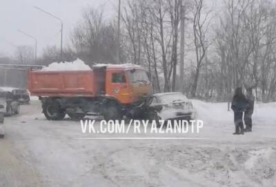 «Камаз» со снегом, легковушка и фура столкнулись на Ряжском шоссе Рязани
