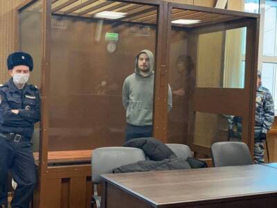 Мужчина, бросивший файер в полицейских в Москве, получил пять лет колонии