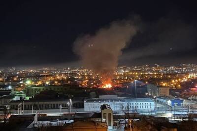 Деревянный дом горит в Чите, его тушат 4 пожарные машины