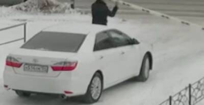 В Краснообске водитель сломал шлагбаум при объезде снежного затора
