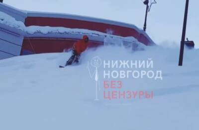 Заснежанная Чкаловская лестница стала трассой для нижегородских сноубордистов