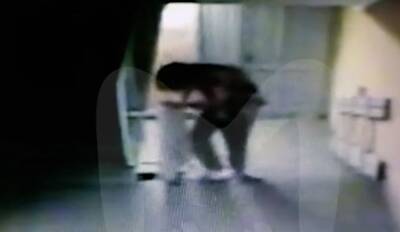 Видео: подросток ушел спать в комнату на пятом этаже, а проснулся на улице от удара об землю