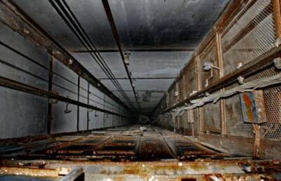 В Таганроге, выбираясь из застрявшего лифта, погиб мужчина
