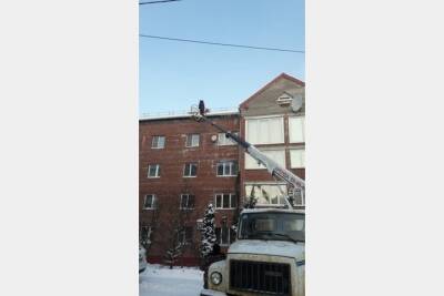 В Смоленске продолжается массовая уборка снега