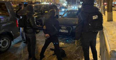 Чиновника киевской горадминистрации задержали во время получения 4 миллионов гривен "отката"
