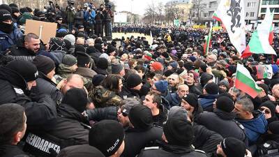 В столице Болгарии противники COVID-сертификатов устроили митинг
