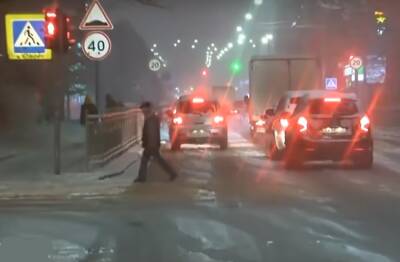 Девушка за рулем вылетела на отбойник посреди дороги в Киеве: кадры с места