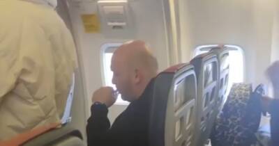 "Тут дети находятся": пассажир рейса "Египет-Харьков" закурил прямо в самолете (видео)