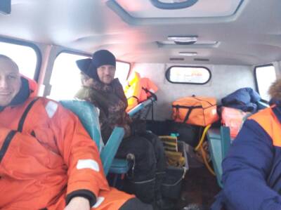 Видео: спасатели вытащили рыбака со льда на Финском заливе