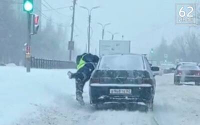 В Рязани водитель протащил полицейского по дороге — видео