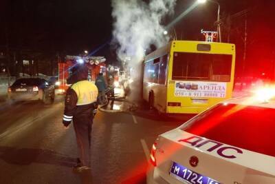 В Пскове загорелся городской автобус