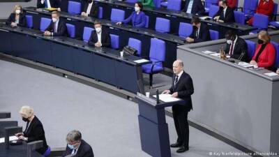 Канцлер Германии назвал российские войска у границы Украины серьезной угрозой Европе