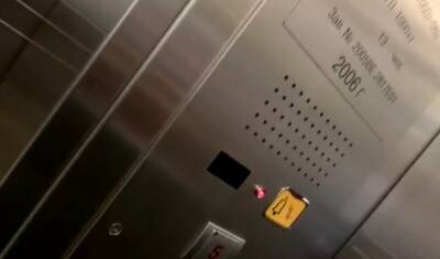 В лифте ТРЦ «Колумб» застряли 8 тюменцев. Их вызволили через 15 минут