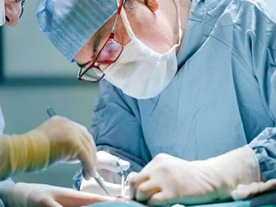 В Великобритании хирург выжигал на печени пациентов свои инициалы