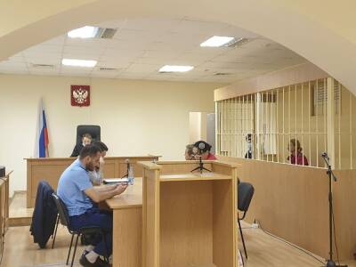 В российских судах решили отказаться от «клеток» из железных прутьев