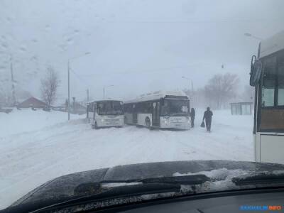Застревающие автобусы блокируют дороги в Южно-Сахалинске