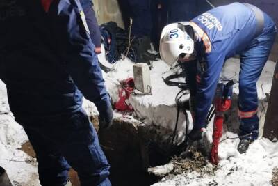 Спасатели всю ночь искали в обрушившемся погребе людей в Новосибирске