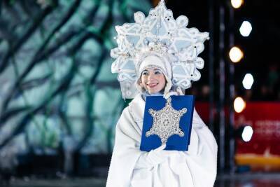 Новосибирск встречает символ новогодней столицы России – хрустальную снежинку – прямая трансляция