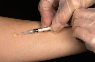 Смольный обещал обойтись без «принудиловки» при вакцинации детей