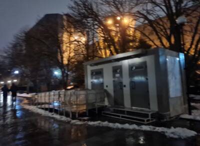 Ростовчане попросили власти убрать портящий вид туалет с набережной реки Дон