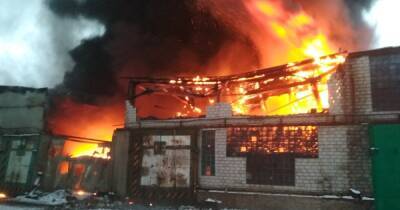 Под Киевом пылает склад с автошинами, огонь распространился на 1000 кв. м