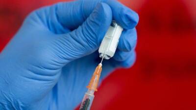 Сенат Франции одобрил законопроект о введении вакцинного пропуска в стране