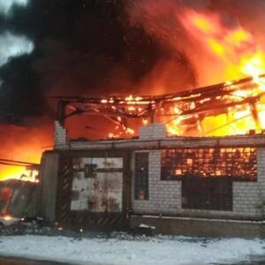 В Киевской области горит большой склад с шинами