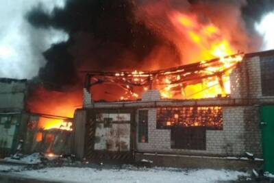 Под Киевом вспыхнул склад с автошинами: горит площадь в 1000 квадратов