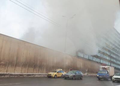 На Сущевском валу загорелось здание с торговыми павильонами