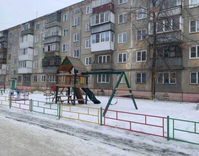 В Челябинске в одном из детских городков рухнули качели с ребенком