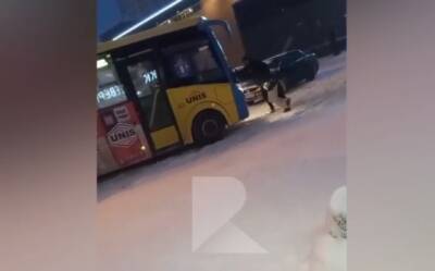 В Рязани пассажиры вытолкнули застрявший в снегу автобус