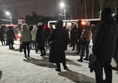 Рязанцы пожаловались на утренние толпы на остановке в Дашково-Песочне