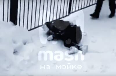 17-летний рабочий упал с крыши детского сада во время чистки снега в Петербурге