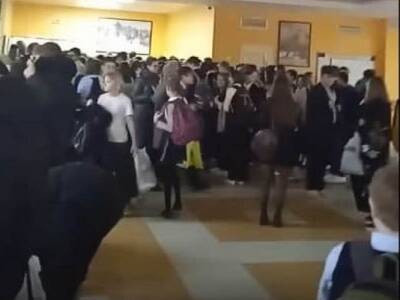 Вслед за Екатеринбургом, Красноярском и Саратовом массовая эвакуация школ идет в Тюмени