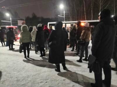 Рязанцы пожаловались на толпы людей на остановках в Дашково-Песочне