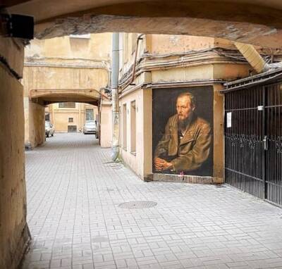 Власти Петербурга назвали вандализмом портрет Достоевского на стене дома
